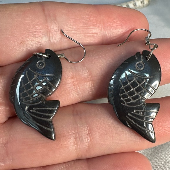 Carved gunmetal gray fish earrings - Picture 4 of 5